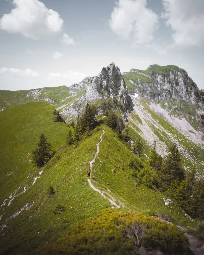 Randonneuse sur la crête du col de Vésinaz non loin de la pointe de Chalune dans le massif du Chablais, Haute-Savoie.
