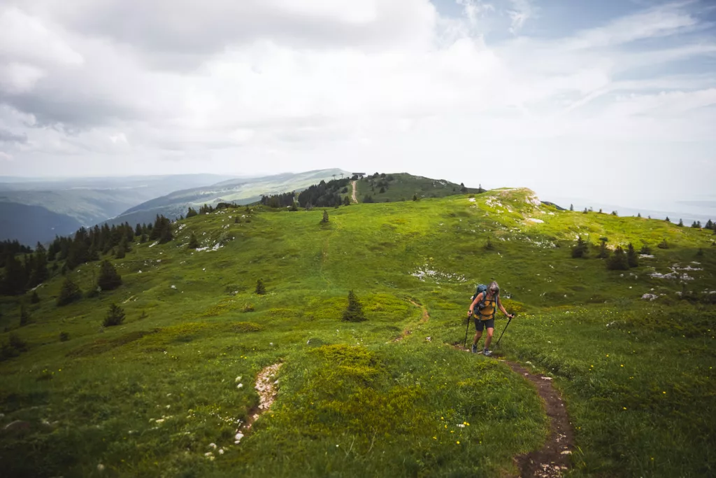 Randonneuse sur la chaîne du Jura proche du Reculet de du Crêt de la Neige dans le Pays de Gex département de l'Ain.
