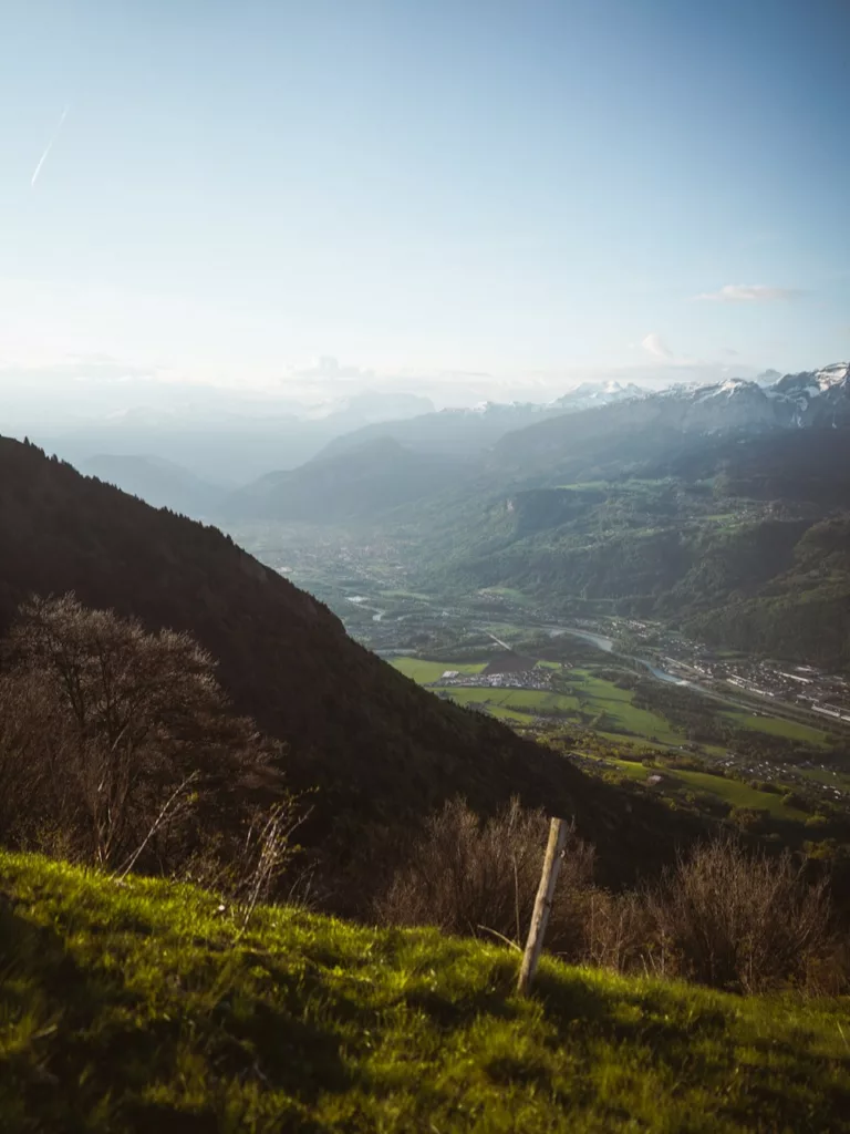 Vue sur la vallée de l'Arve depuis le sommet du Môle en Haute-Savoie.