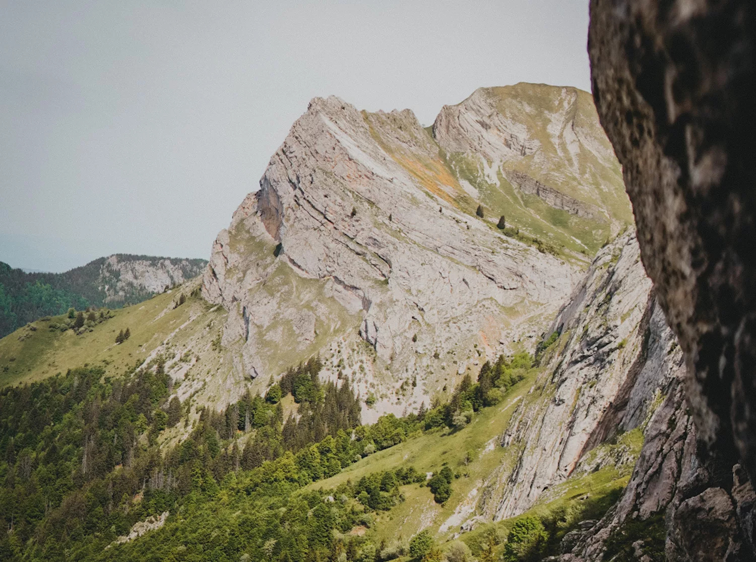 Grande voie au-dessus d'Annecy à la falaise du Lars à la Tournette.