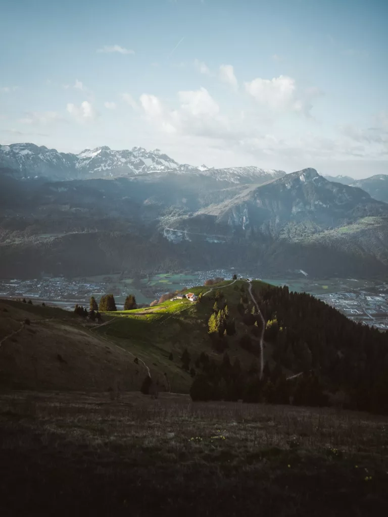Vue sur le Petit Môle et les fermes d'alpages en haute-Savoie.