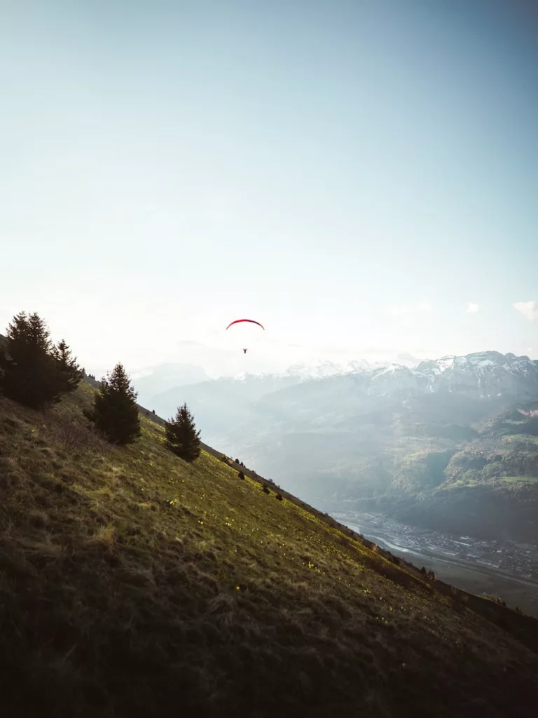 Parapente au-dessus du Môle, sommet en Haute-Savoie dans la vallée de l'Arve.