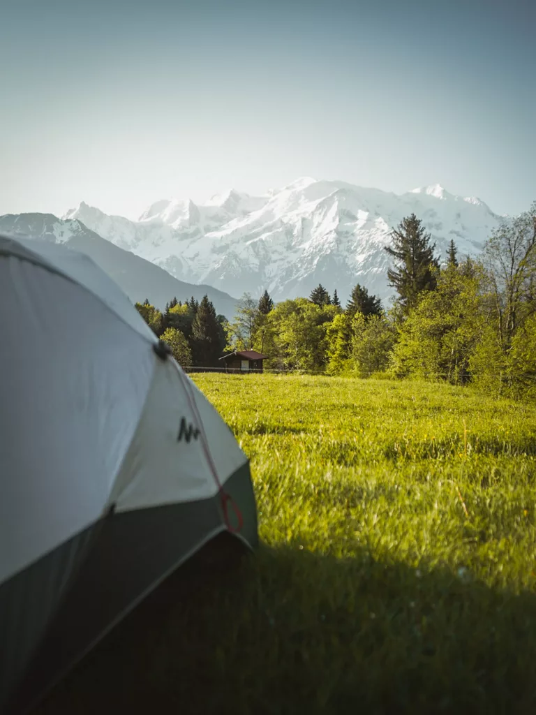 Tente au camping de Plaine Joux au-dessus de Passy avec vue sur le Mont Blanc ; camping gratuit dans la nature.