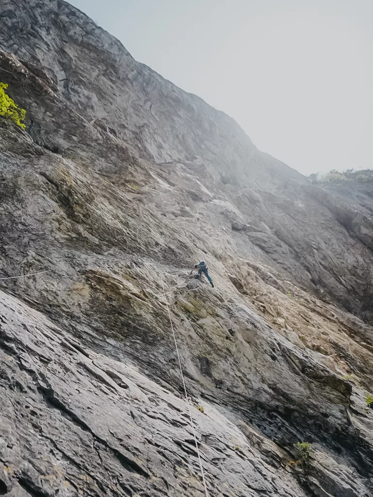 Grimpeur à la falaise de la Maladière en haute-Savoie, grande-voie Indiana Jaune.