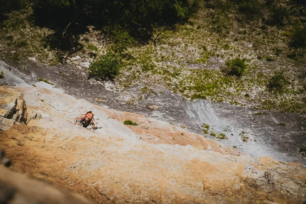 Grimpeuse escaladant la falaise de la Maladière prêt de Cluse en Haute-Savoie.