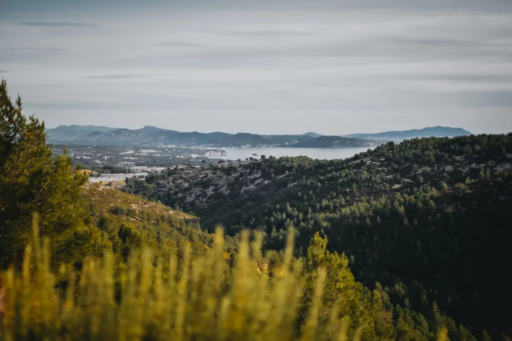 Randonnée proche de Cassis : la Couronne de Charlemagne ou Bau Redon (Bouches-du-Rhône). Vue sur le mer Méditerranée et la côte.