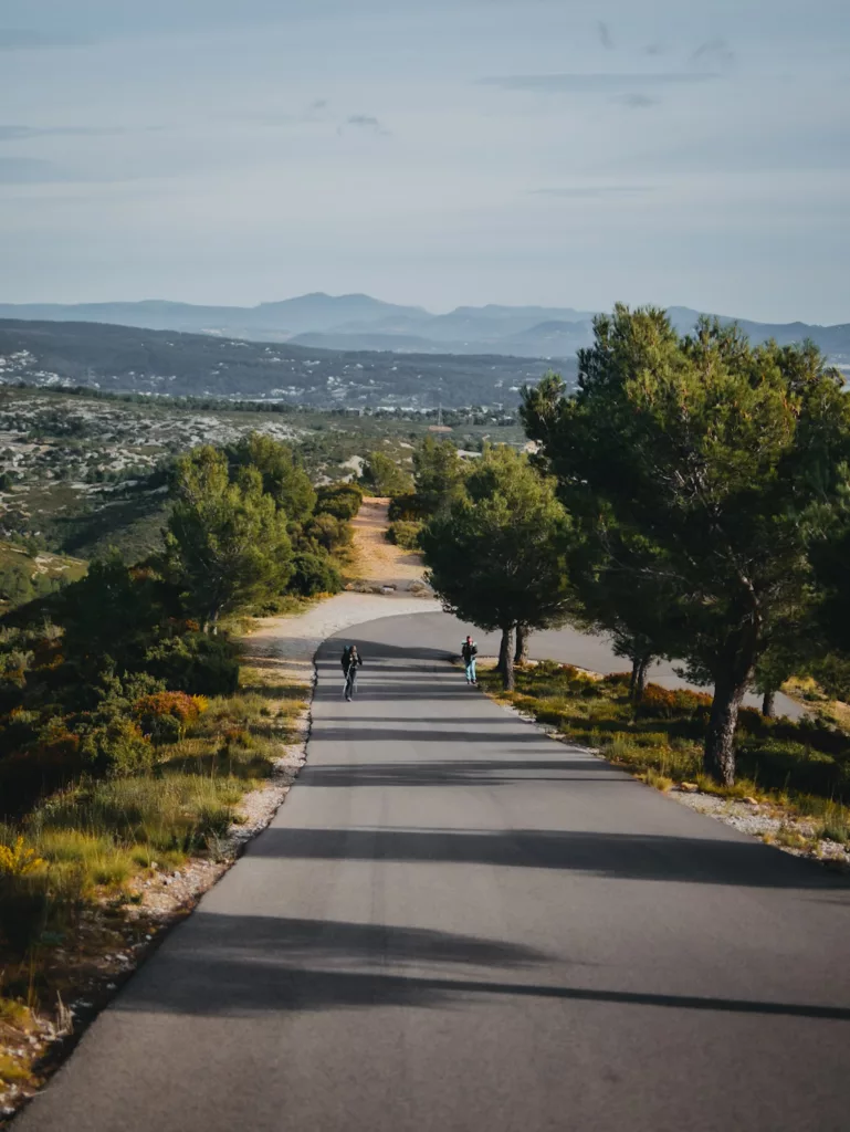 Randonnée proche de Cassis : la Couronne de Charlemagne ou Bau Redon (Bouches-du-Rhône). Randonneur qui marche sur une route.