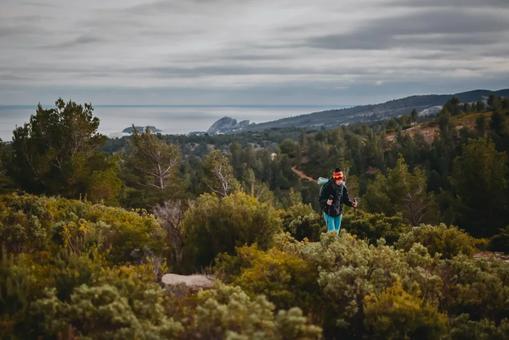 Randonnée proche de Cassis : la Couronne de Charlemagne ou Bau Redon (Bouches-du-Rhône). Randonneuse dans la garrigue.