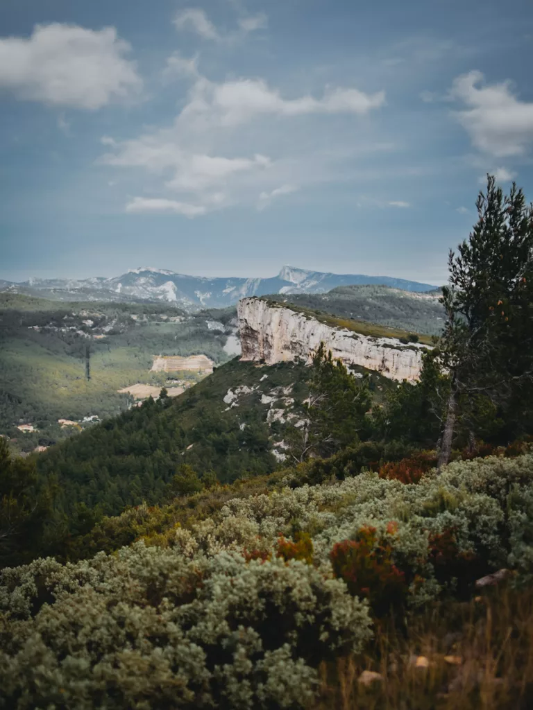 Randonnée proche de Cassis : la Couronne de Charlemagne ou Bau Redon (Bouches-du-Rhône). Vue sur les falaises et les montagnes.