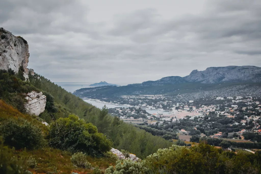 Randonnée proche de Cassis : la Couronne de Charlemagne ou Bau Redon (Bouches-du-Rhône). Vue sur Cassis et les calanques.