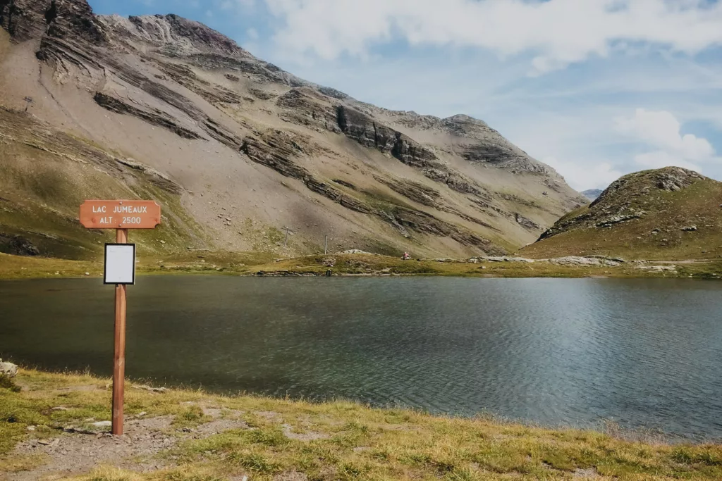 Randonnée à Orcières dans les Écrins : lac Jumeaux proche du grand lac des Estaris.
