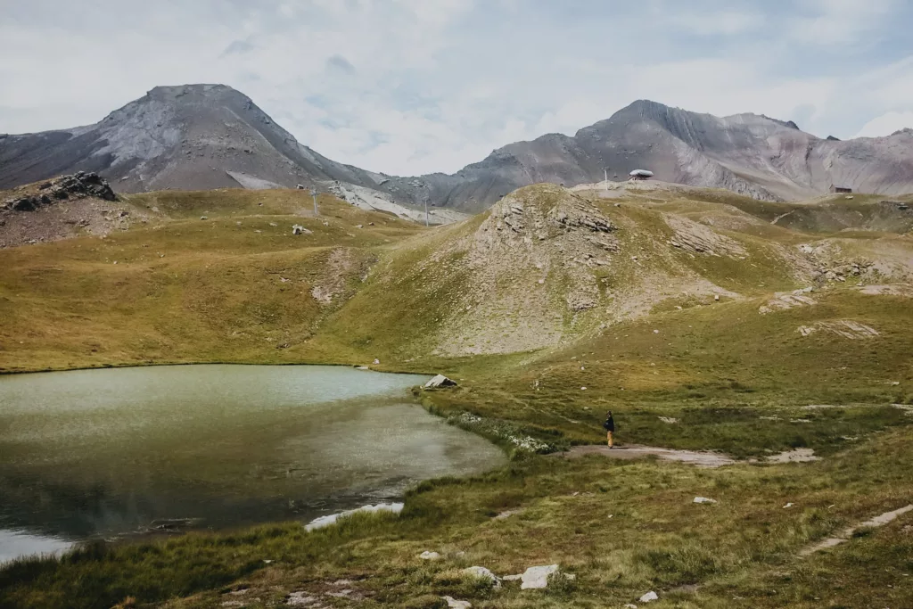Randonnée à Orcières dans les Écrins : lac long proche du grand lac des Estaris.
