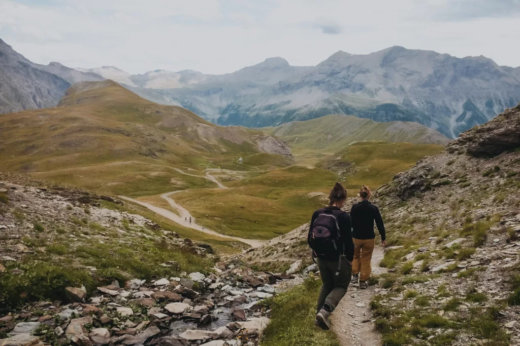 Randonneuses à Orcières dans les hautes-Alpes. Itinéraire de randonnée dans les Écrins.