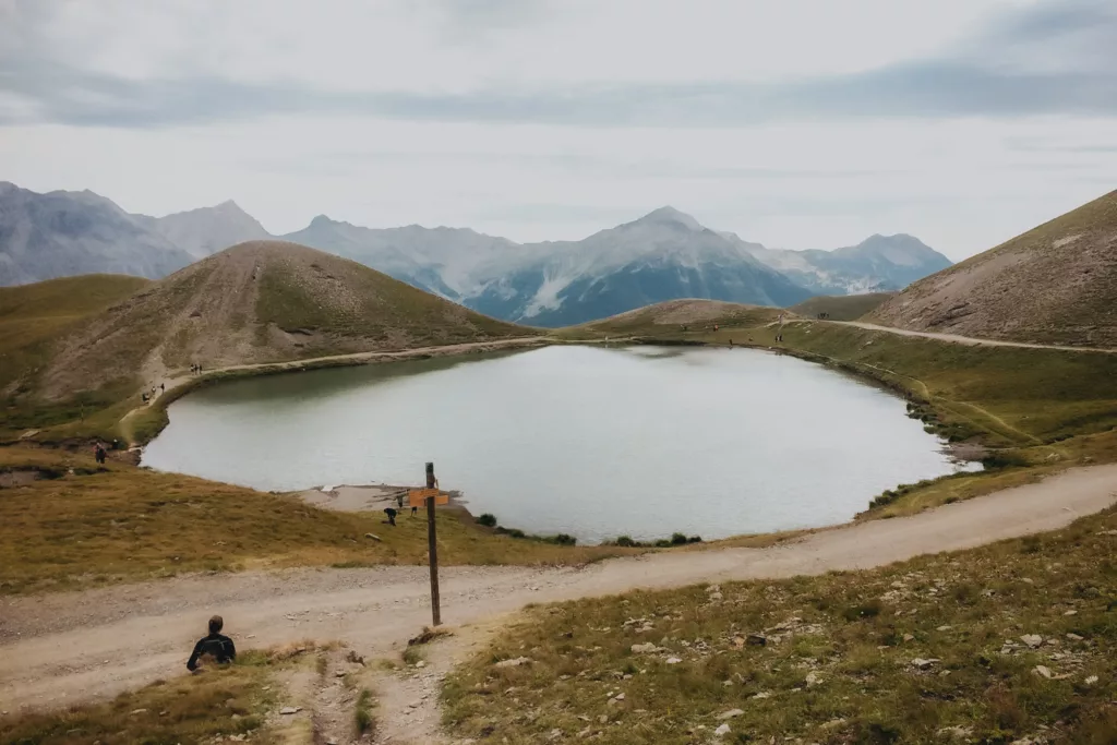 Randonnée à Orcières dans les Écrins : lac des Sirènes proche du grand lac des Estaris.