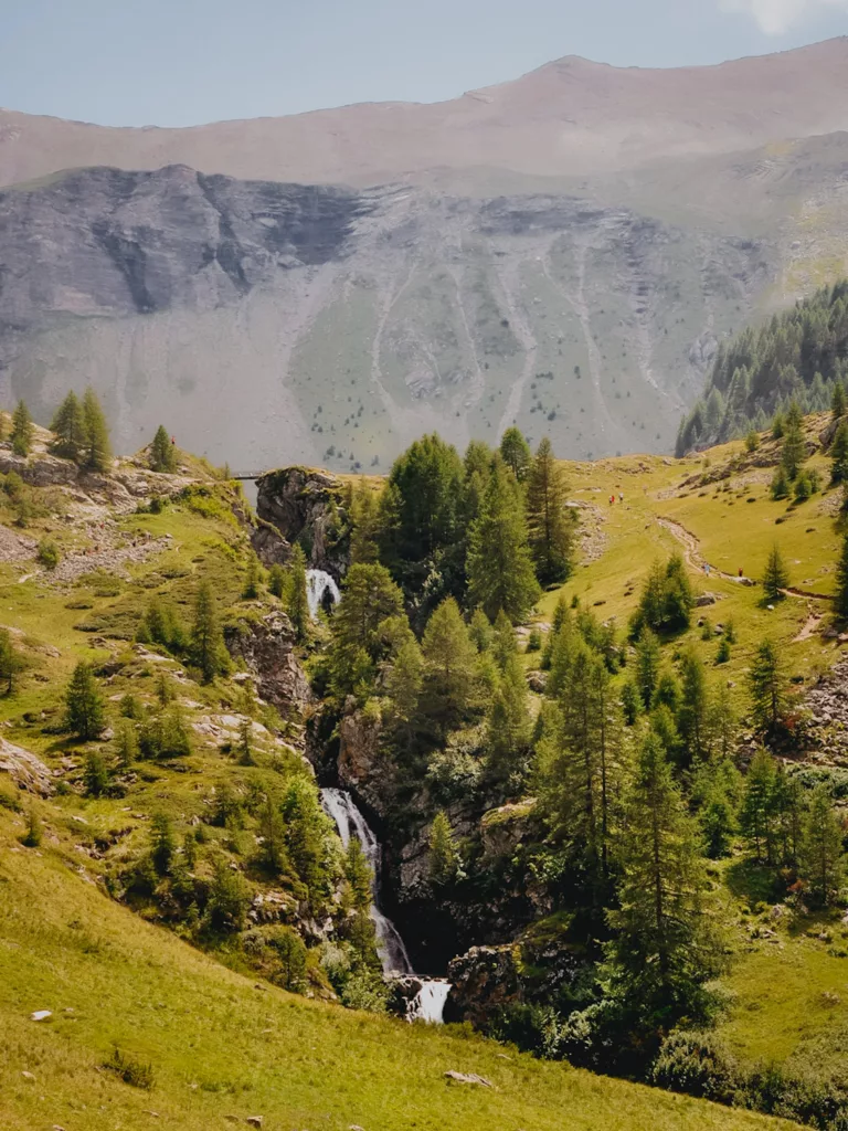 Cascade du Saut du Laïre dans les Écrins, randonnée à Prapic proche d'Orcières.