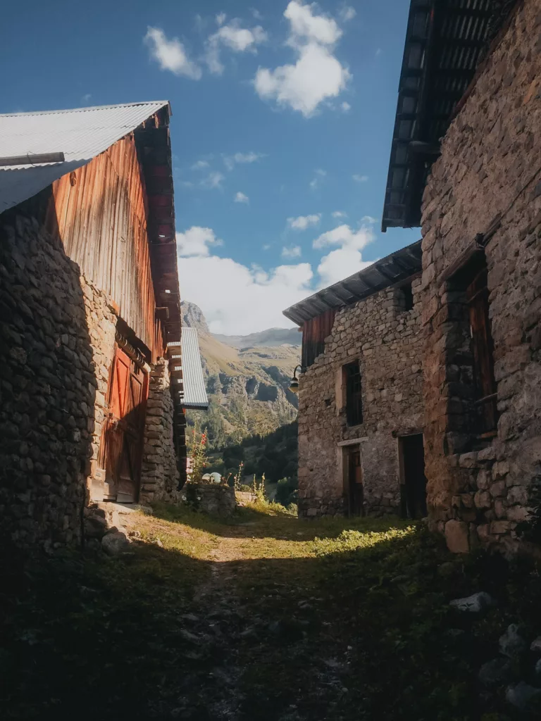 Ruelle du village de Prapic dans les Hautes-Alpes proche d'Orcières.