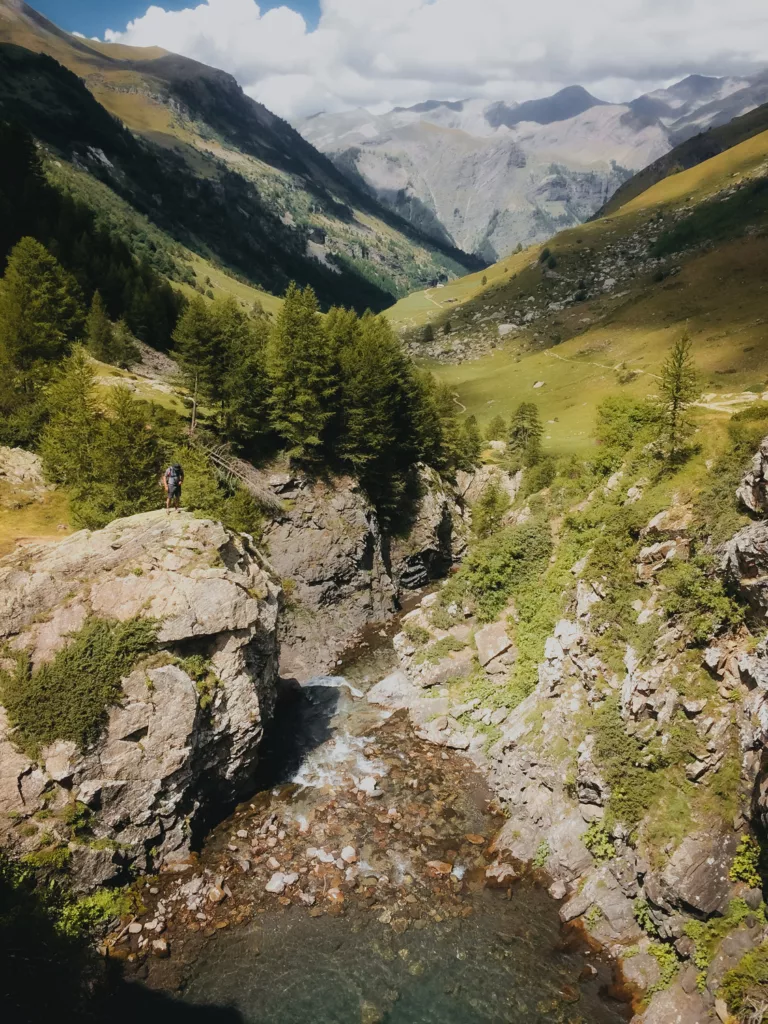 Vue depuis la passerelle du saut du Laïre proche de Prapic, randonnée dans les Hautes-Alpes, parc national des Écrins.