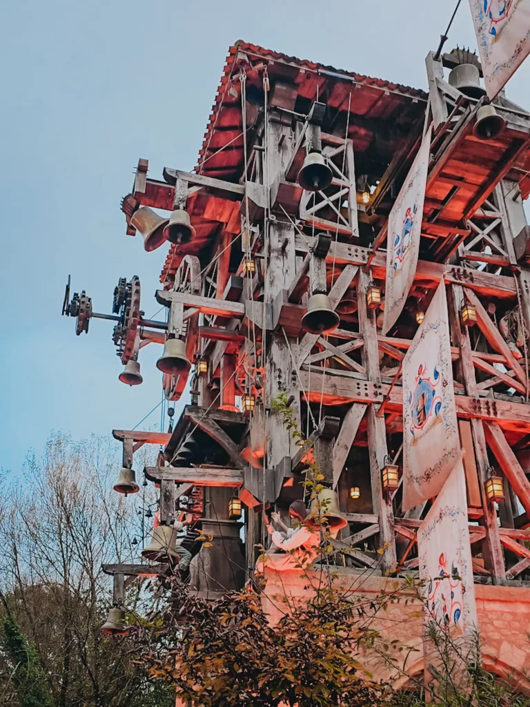 Spectacle secondaire au Puy du Fou : le Grand Carillon. Parc d'attraction en France.