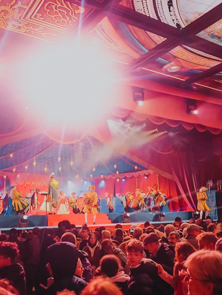 Spectaclesecondaire saisonnier au Puy du Fou : la Frairie de la Toussaint. Parc d'attraction en France.