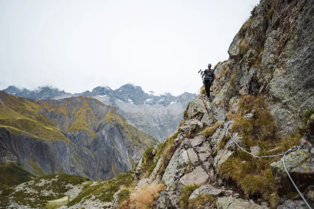 Chemin de randonnée dans les Écrins à proximité du refuge de Vallonpierre (Hautes-Alpes).