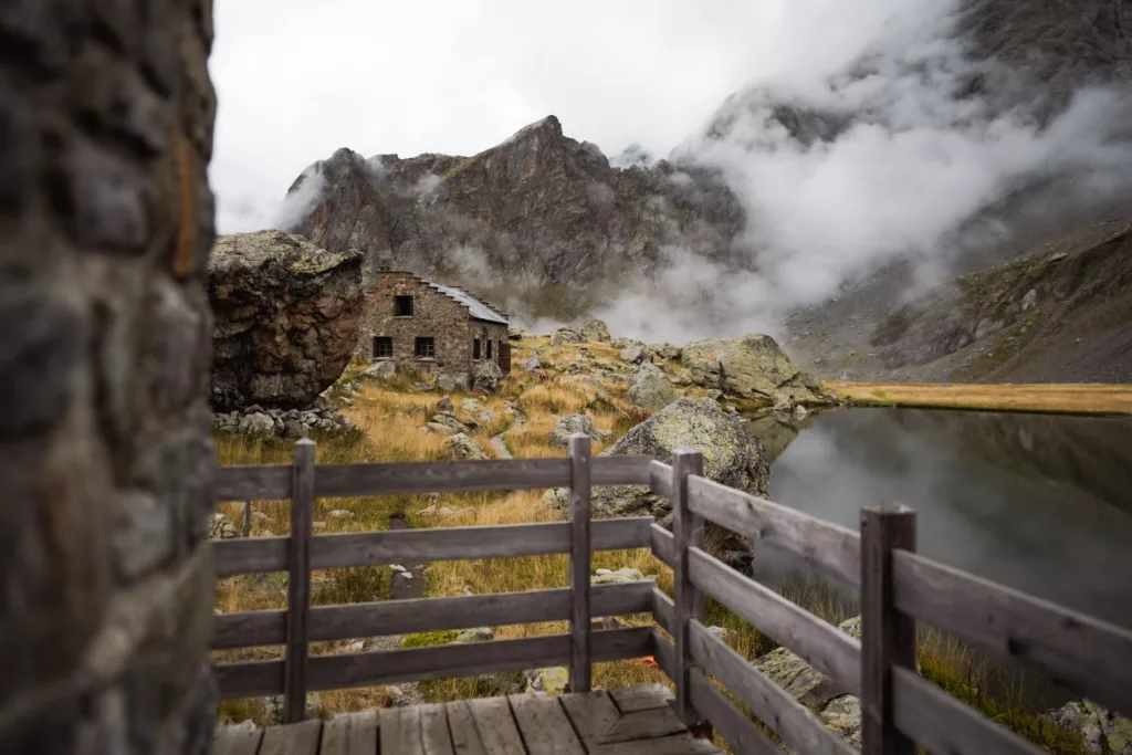 Refuge de Vallonpierre sous l'orage. Brume au lac de Vallonpierre dans les Écrins (Hautes-Alpes).