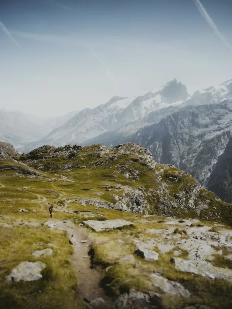 Plateau d'Emparis, randonnée panoramique dans les Hautes-Alpes face au massif de l'Oisans et des Écrins.