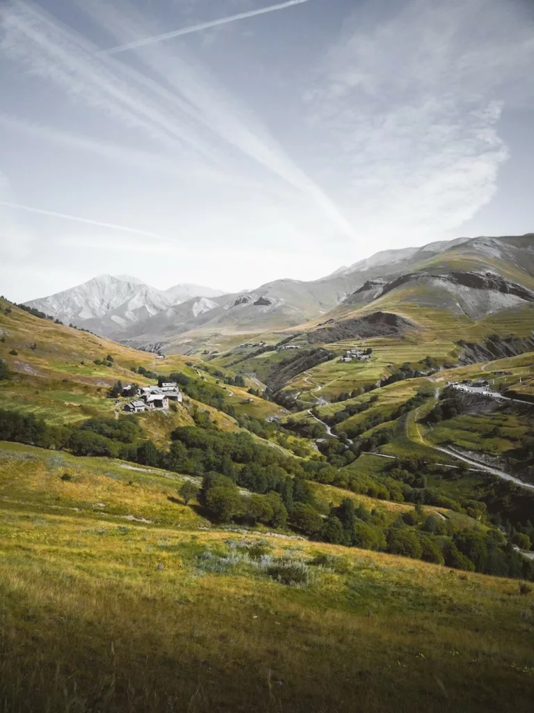 Plateau d'Emparis, randonnée panoramique dans les Hautes-Alpes face au massif de l'Oisans et des Écrins. Hameau du Chazelet proche de la Grave.