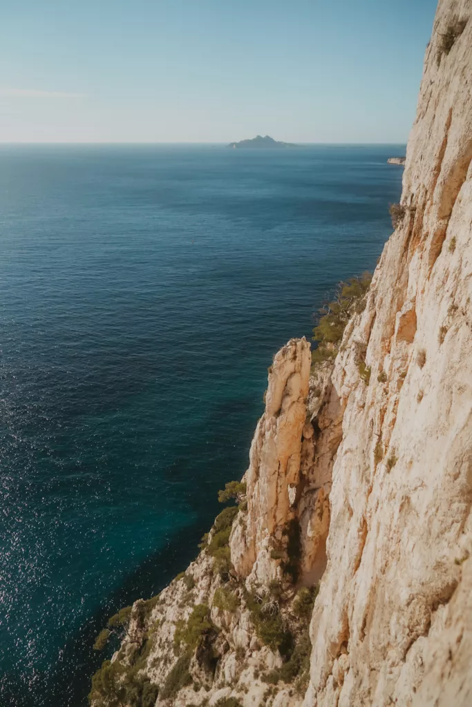 Grande voie dans les Calanques, escalade à la calanque de l'Eissadon secteur Bonne Femme : la Sans Nom.