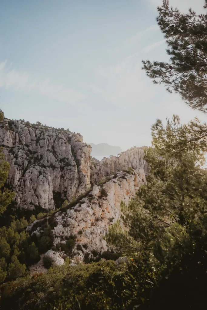 Grandes voies dans les Bouches-du-Rhône : escalade dans les calanques de Marseille.