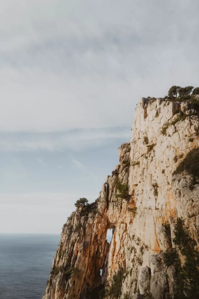 Grandes voies dans les Bouches-du-Rhône : escalade dans les calanques de Marseille.