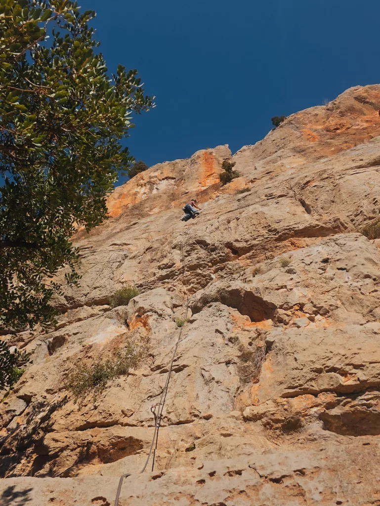 Grimpeur dans une voie d'escalade à Chulilla dans le secteur de la Peneta proche du village.