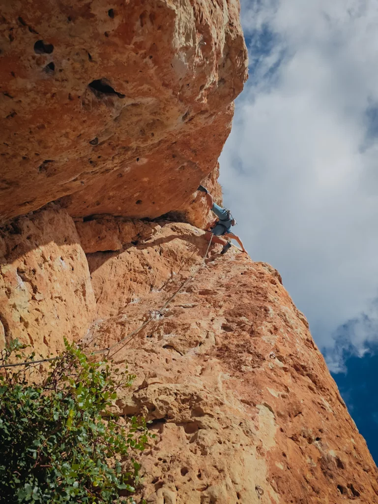 Escalade à Tallat Roig prêt de Valence en Espagne. 