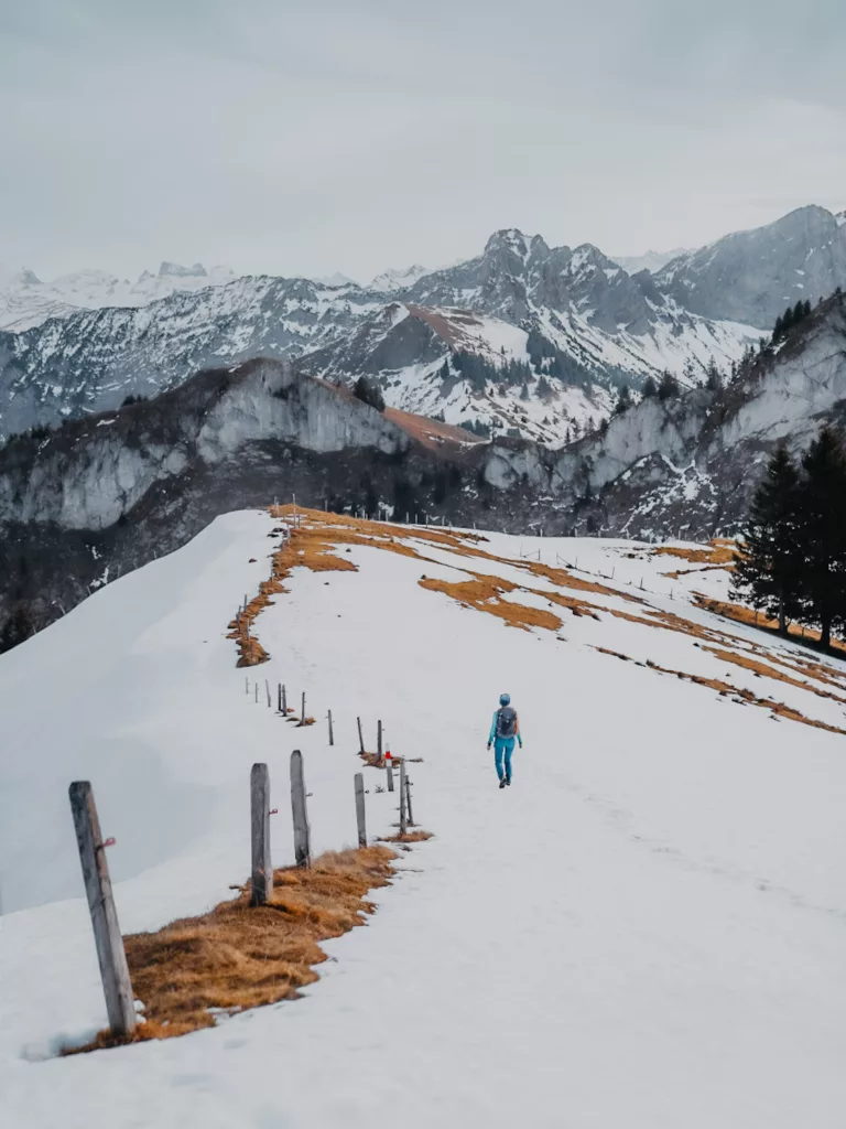 Randonnée en Suisse à Sörenberg depuis l'hôtel Rischli,  crête enneigée avec une randonneuse