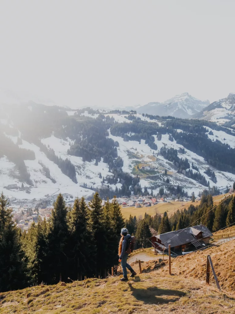 Randonnée en Suisse à Sörenberg depuis l'hôtel Rischli, randonneuse face aux paysages de la vallée 