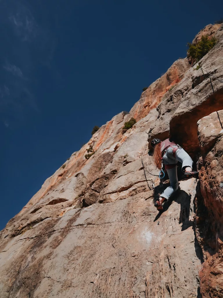 Grimpeuse à Chulilla sur les falaises d'escalade de la Peneta.