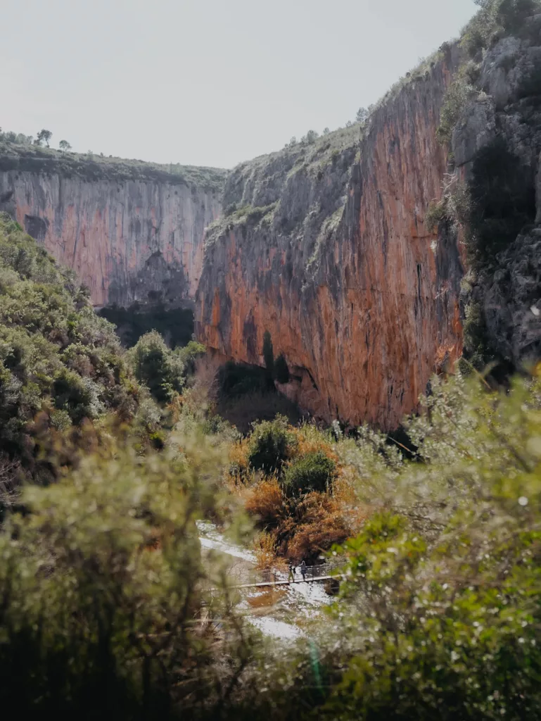 Ruta de los Pantaneros : randonnée dans les gorges à Chulilla, province de Velence en Espagne.