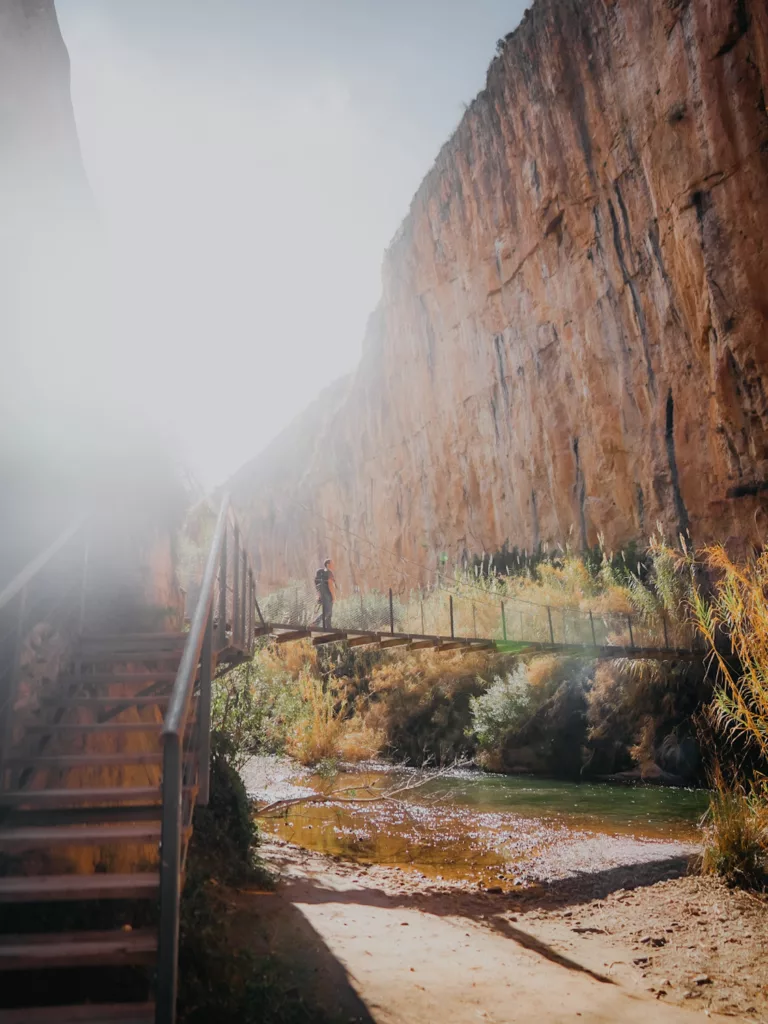 Ruta de los Pantaneros : randonnée dans les gorges à Chulilla, province de Velence en Espagne.