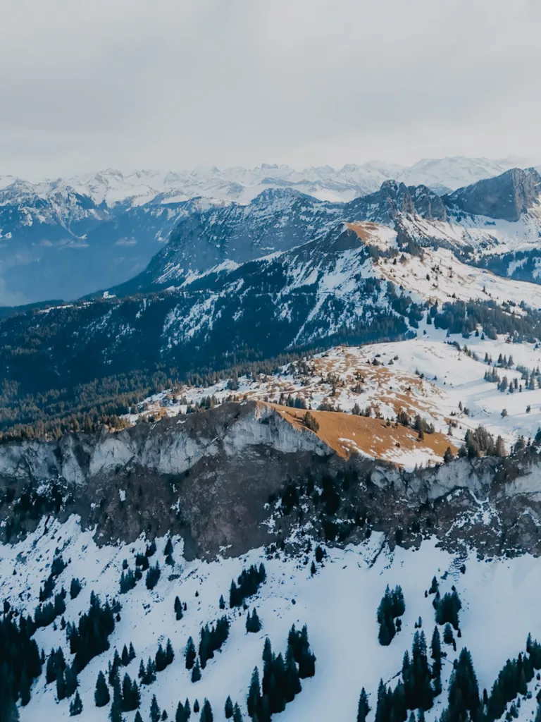 Randonnée en Suisse à Sörenberg depuis l'hôtel Rischli, paysage vue en drone des montagne du canton de Lucerne.