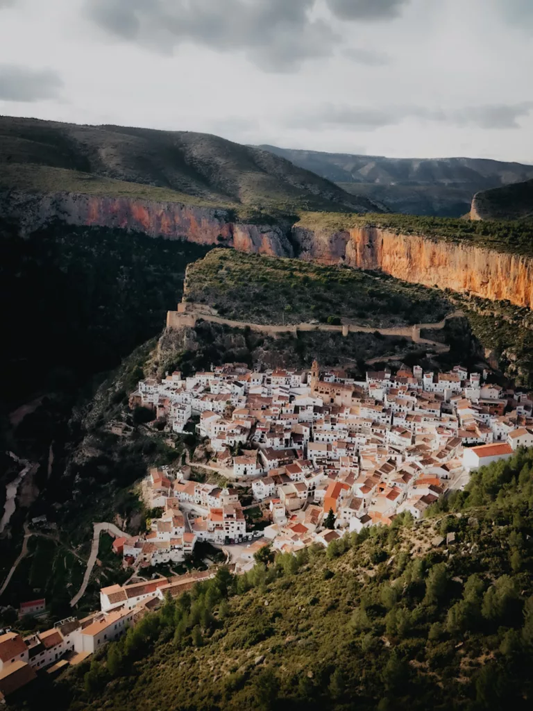 Village de Chulilla vue de puis le Mirador de la Muela au dessus du village.
