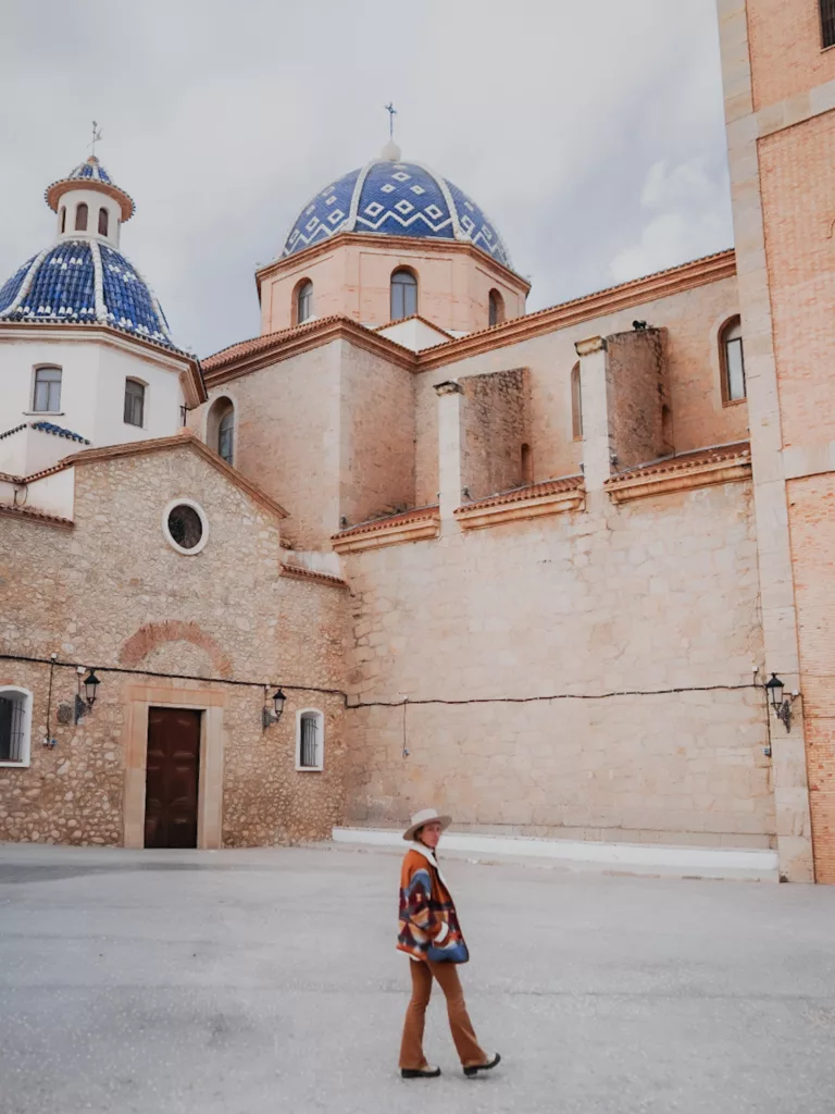 Eglise de Santa Maria del Consol d'Atea. Vue depuis la place de l'Eglis visite d'Altea sur la Costa Blanca en Espagne.