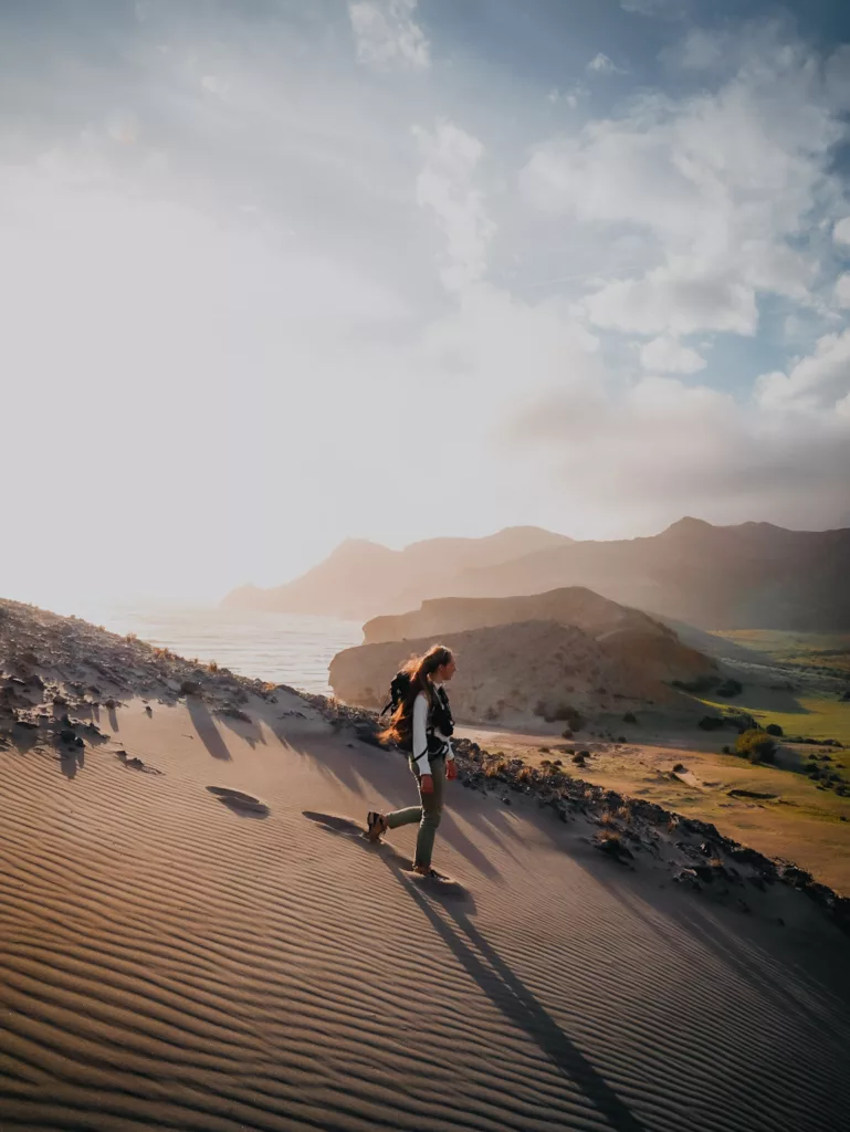 Randonnée sur la dune fossile de Playa de Mónsul en Andalousie; Itinéraire de rando dans le parc naturel de Cabo de Gata-Níjar en Espagne.