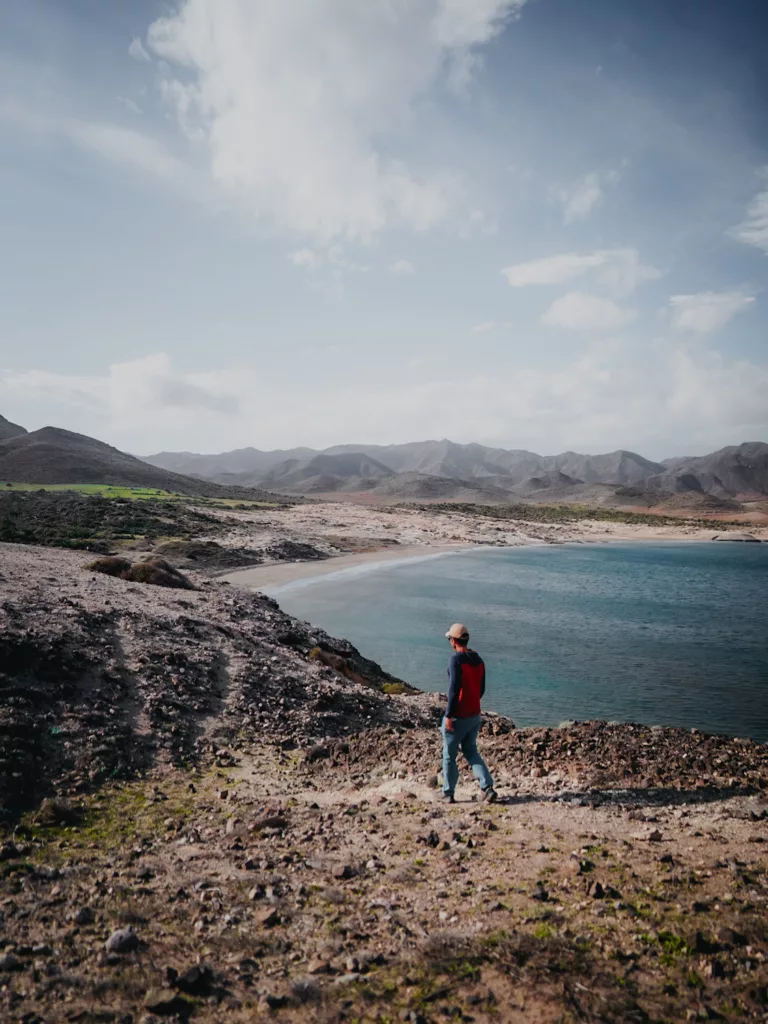 Itinéraire de randonnée dans le parc naturel de Cabo de Gata-Níjar en Espagne. Plage de los Genoveses.