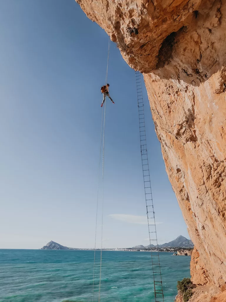 Rappel impressionant au-dessus de la mer à Sierra de Toix (région d'Alicante, Calpe)