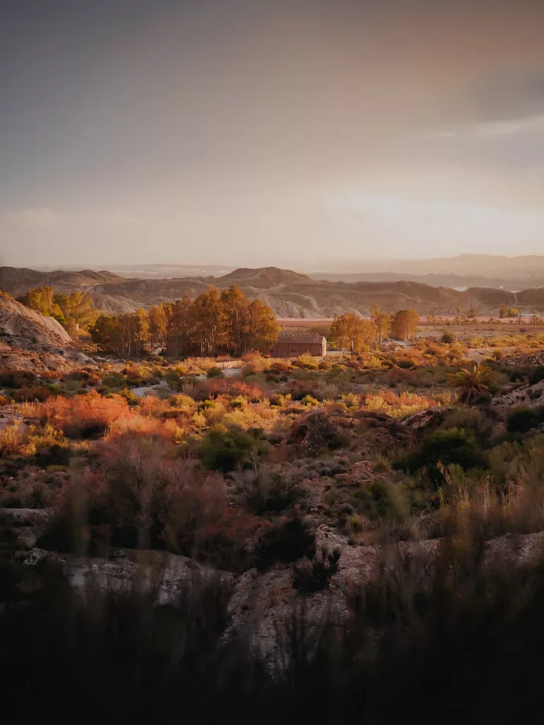 Randonnée à Sierra Alhamilla dans la région d'Almeria en Andalousie (Espagne). Coucher de soleil sur les paysages désertiques.