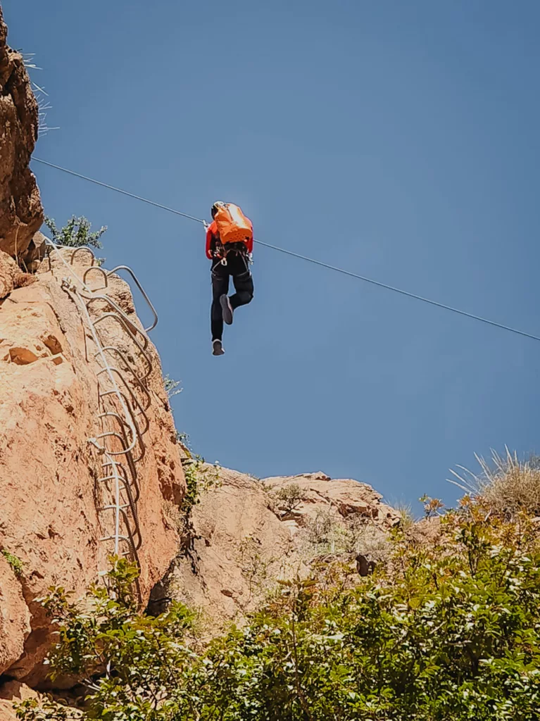 Tyrolienne de la via ferrata de Castala. Liste et guide des Via Ferrata en Espagne.
