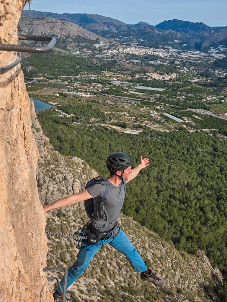 Homme sur la Via Ferrata del Ponig sur la Costa Blanca en Espagne (communauté de Valence)
