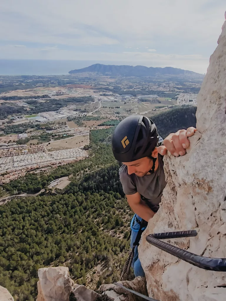Homme sur la via ferrata en Espagne, Costa Blanca, Valence.