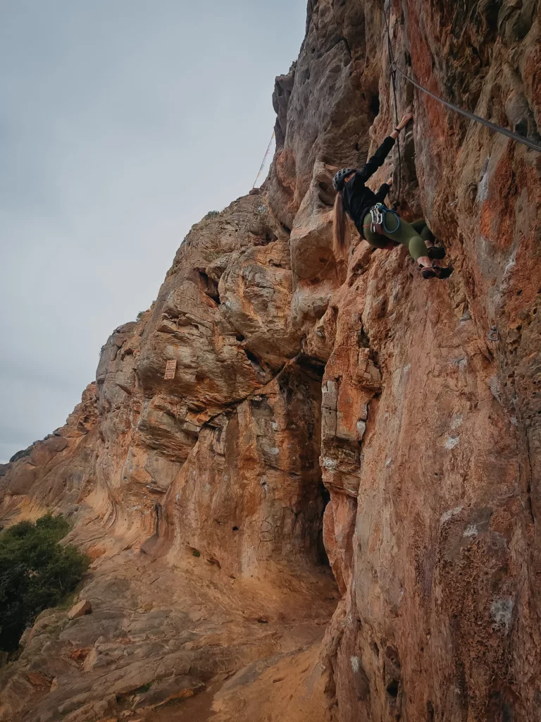 La falaise La Azohia dans la région de Murcie, en bord de mer en espagne