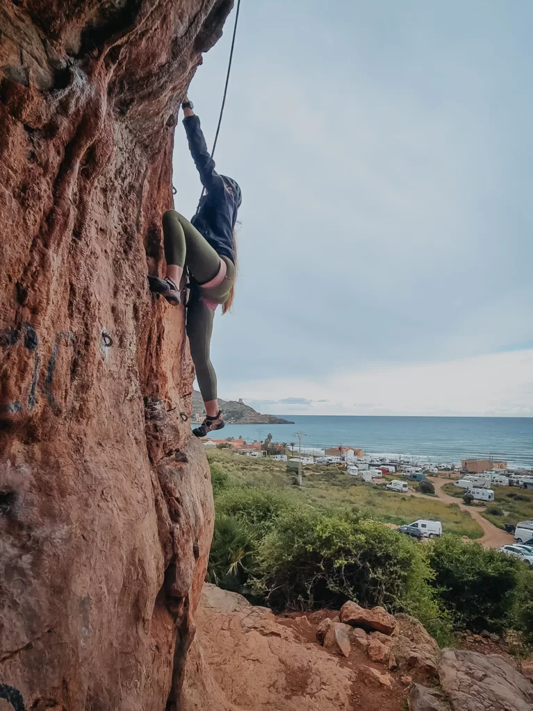 La falaise La Azohia dans la région de Murcie, Zoé grimpe dans un 6B a proximité de Carthagène en Espagne