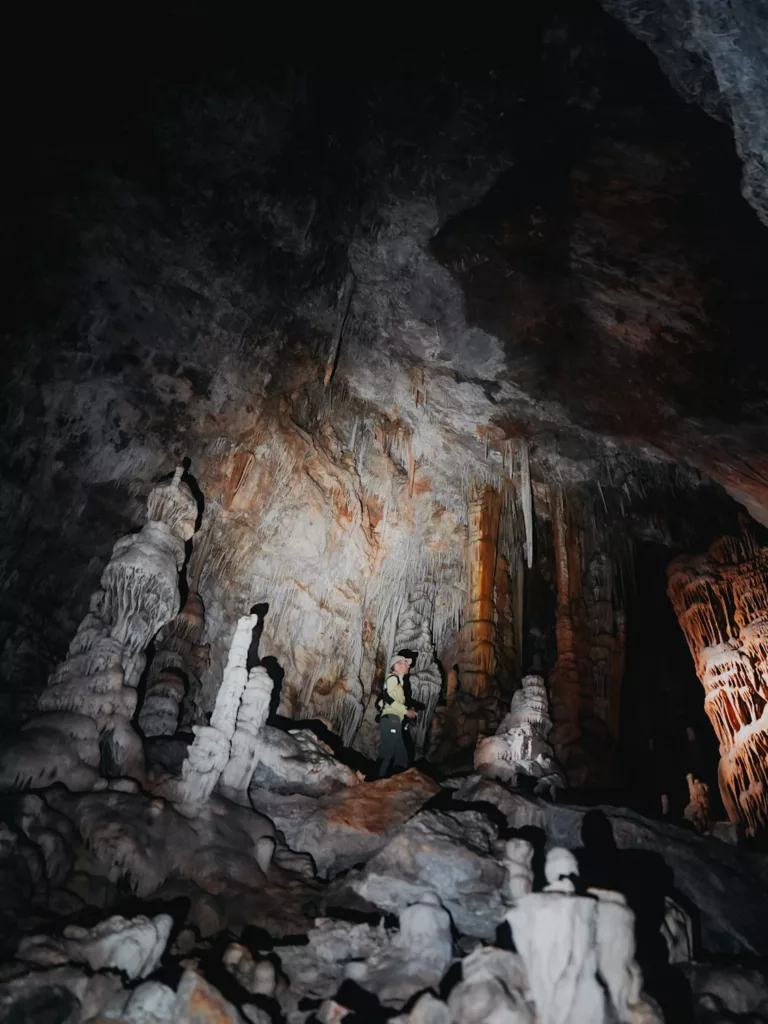 l'intérieur de la grotte Cova Tancada sur l'ile de Majorque